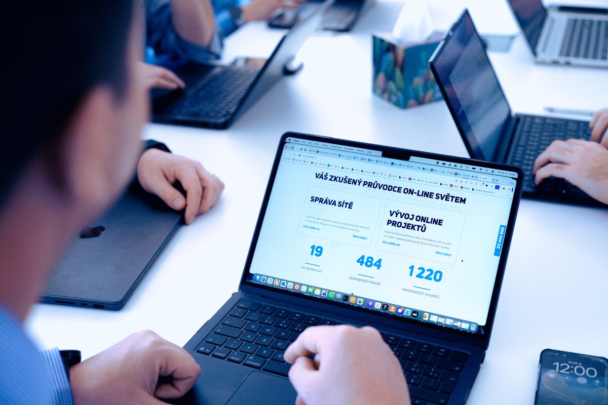 Práce s ekonomickým programem v cloudu na notebooku